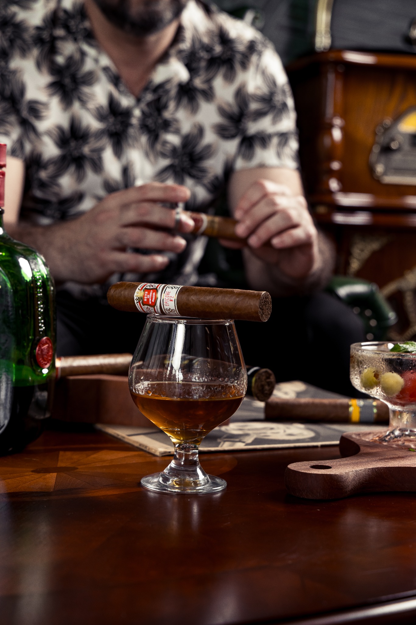 Cigar and drink at House of Cigars Panama