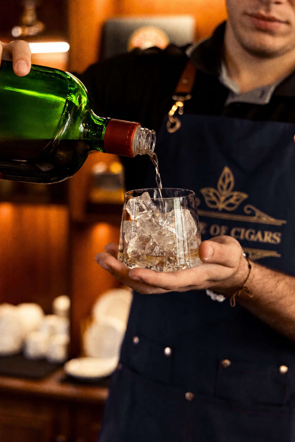 Servicio de una bebida seleccionada en House of Cigars